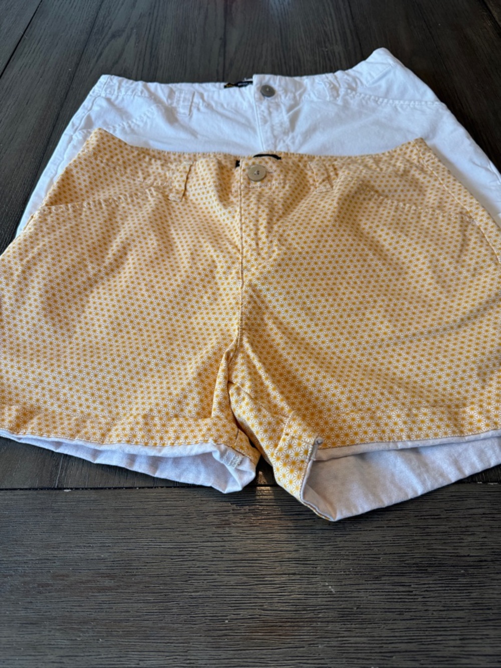 Lee Women’s geometric Daisy Print Yellow Shorts & Lee White Shorts.2 pair